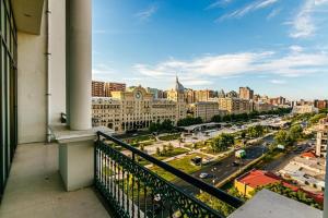 uma varanda com vista para a cidade em VIP Apartment MANDARIN em Baku