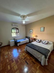 1 dormitorio con 2 camas y techo en Pousada Recanto da Ladeira, en Paraty