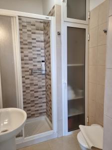 Un baño con ducha, inodoro y lavabo. en Jobeal Beach, en Santa Cruz de la Palma 14 fotos más