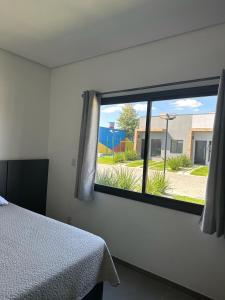 亞瓜龍的住宿－Loft Noruega，卧室设有街景窗户