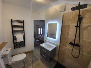 Ванна кімната в Lovingly renovated 3 bedroom townhouse