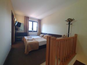 una camera d'albergo con un letto e una finestra di Apartment ZAX B7 in Terra Complex a Bansko