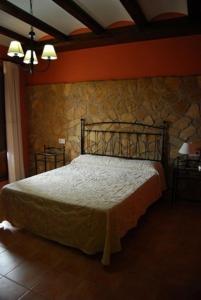 سرير أو أسرّة في غرفة في Posada el Mirador