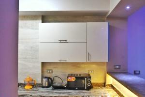 Kuchyň nebo kuchyňský kout v ubytování Luxury apartment Madinaty families Only