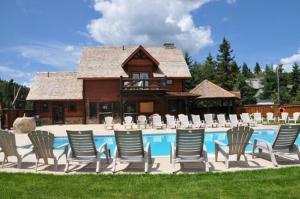 un gruppo di sedie e una piscina di fronte a una casa di Le Chamonix/Mountain view/Golf course/Activities! a Saint-Faustin