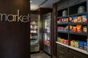 Supermarket nebo jiné obchody v  hotelu nebo okolí