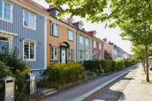 una fila de casas coloridas en una calle en Mysigt centralt boende, en Gotemburgo