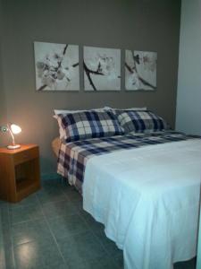 ラグーザにあるAppartamento Gna Turiddaのベッドルーム1室(ベッド1台、ランプ付きテーブル付)