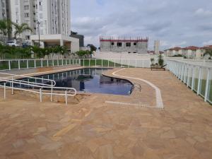 una piscina en la parte superior de un edificio en Apartamento do Remanso 2/4, en Hortolândia