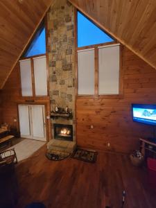 2 Miles to Parkway, Hot Tub, Pool Table, Air Hockey, Fire Pit! في بيدجن فورج: غرفة معيشة مع مدفأة وتلفزيون