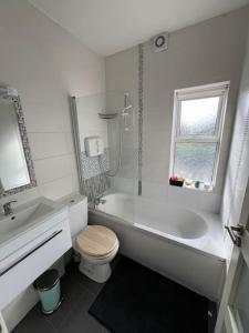 La salle de bains est pourvue d'une baignoire, de toilettes et d'un lavabo. dans l'établissement Your Own Home İn The Heart Of The City, à Dublin