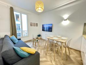 un salon avec un canapé et une table dans l'établissement PARIS-ALESIA Super appartement 2 pièces de 39m2 - très cosy pour 1 - 5 personnes totalement refait à NEUF -ENTIRE APARTMENT LUXURIOUS AND WARM -PARIS ALESIA 14ème - Proche Aéroport Paris-Orly - Parc des Expositions Porte de Versailles FREE WIFI GRATUIT, à Paris