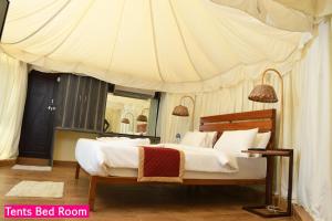 1 dormitorio con 1 cama grande con dosel en Dandeli Kali River Stay, en Dandeli