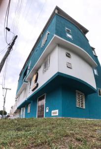 un edificio azul y blanco con en San Alejo en Tuluá