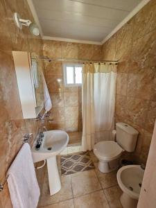 een badkamer met een wastafel en een toilet bij Casa quinta Gabi in San José del Rincón