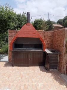 un garage avec un toit rouge et un mur de briques dans l'établissement مزرعة ربوع السلط, à Salt