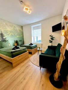 uma sala de estar com duas camas e um sofá em Apartment Schwarzwaldgeflüster em Gernsbach