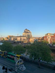 widok na miasto z autobusami i budynkami w obiekcie Eden Quay Guesthouse Private Rooms w Dublinie