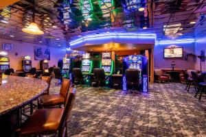 un casino con varias máquinas tragaperras, mesas y sillas en Hilton Garden Inn Kalispell, en Kalispell