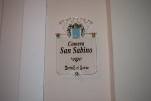 Una puerta con una señal que lee la cámara San Simeón en DomuS al Corso con servizio B&B, en Canosa di Puglia