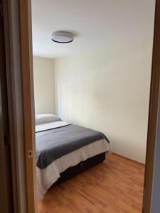 a bedroom with a bed with a light on the ceiling at Dep completo a 5min del foro sol, y del aeropuerto in Mexico City