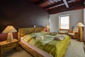 Un pat sau paturi într-o cameră la Lesní penzion Bunč