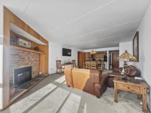 un soggiorno con divano e camino di SL299 Spruce Lodge 2Br 2Ba condo a Copper Mountain