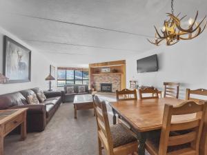 een woonkamer met een bank en een tafel bij SL299 Spruce Lodge 2Br 2Ba condo in Copper Mountain