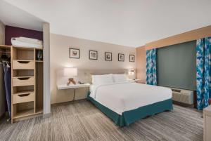 a hotel room with a large bed and a closet at Hilton Garden Inn Oklahoma City Midtown in Oklahoma City +41 photos