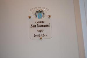 Una puerta con un cartel que diga "cáncer san giovanni" en DomuS al Corso con servizio B&B, en Canosa di Puglia