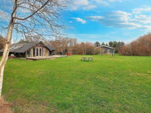 a park with a picnic table and a building at 7 person holiday home in Fjerritslev-By Traum in Slettestrand