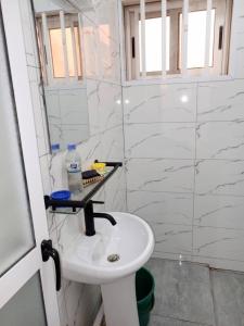 Ένα μπάνιο στο Appartement chambre salon Kégué Stade +13 φωτογραφίες