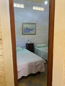 梅塞德斯的住宿－La casita de Morgan，客房设有两张单人床,墙上挂着一幅画