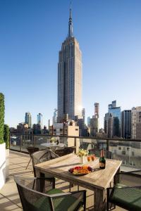 een tafel met eten en drinken bovenop een gebouw bij Embassy Suites By Hilton New York Manhattan Times Square in New York