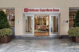 um lobby de um hotel com um milhão de estalagens com jardim em Hilton Garden Inn Padova City Centre em Pádua