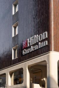 帕多瓦的住宿－Hilton Garden Inn Padova City Centre，建筑的侧面有标志