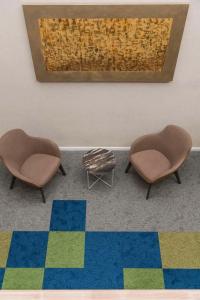 dwa krzesła i stół w pokoju w obiekcie Hilton Garden Inn Padova City Centre w Padwie