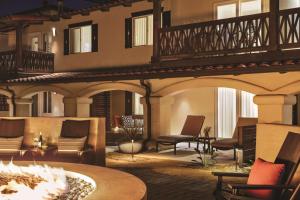 Zachari Dunes on Mandalay Beach, Curio Collection by Hilton的休息区