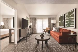 Zachari Dunes on Mandalay Beach, Curio Collection by Hilton的电视和/或娱乐中心