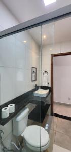 uma casa de banho com um WC e um lavatório em Studio RD em Angra dos Reis