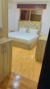 um quarto com uma cama grande e piso em madeira em شقه فخمه مفروشه بالكامل في اربد em Irbid