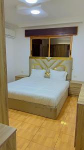 a bedroom with a large bed in a room at شقه فخمه مفروشه بالكامل في اربد in Irbid