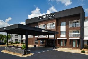 マシューズにあるCourtyard by Marriott Charlotte Matthewsの駐車場付きの建物の景色