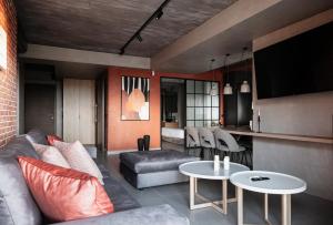 sala de estar con sofá y mesa en Orama Luxury Suite with private pool, en Hersonissos