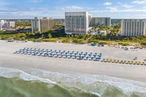 una vista aérea de una playa con sillas y el océano en Marriott's Crystal Shores en Marco Island