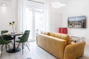ein Wohnzimmer mit einem gelben Sofa und einem Tisch in der Unterkunft Lux Nest Extra City Apartment URBAN STAY in Zagreb