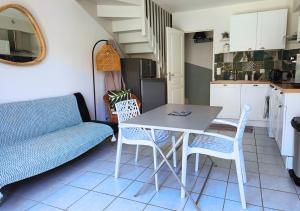 sala de estar con mesa, sillas y sofá en Mazet - à 300m de la plage / Terrasse / Wifi / La Conciergerie Varoise, en La Londe-les-Maures