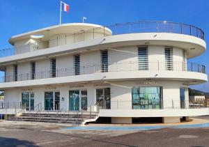 un edificio redondo con una bandera encima en Mazet - à 300m de la plage / Terrasse / Wifi / La Conciergerie Varoise, en La Londe-les-Maures