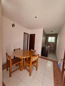 Posezení v ubytování Hotel Capri Playa a una calle de la Playa Regatas