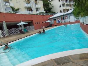 Piscine de l'établissement Location saisonnière vue Mer à TARTANE ou située à proximité